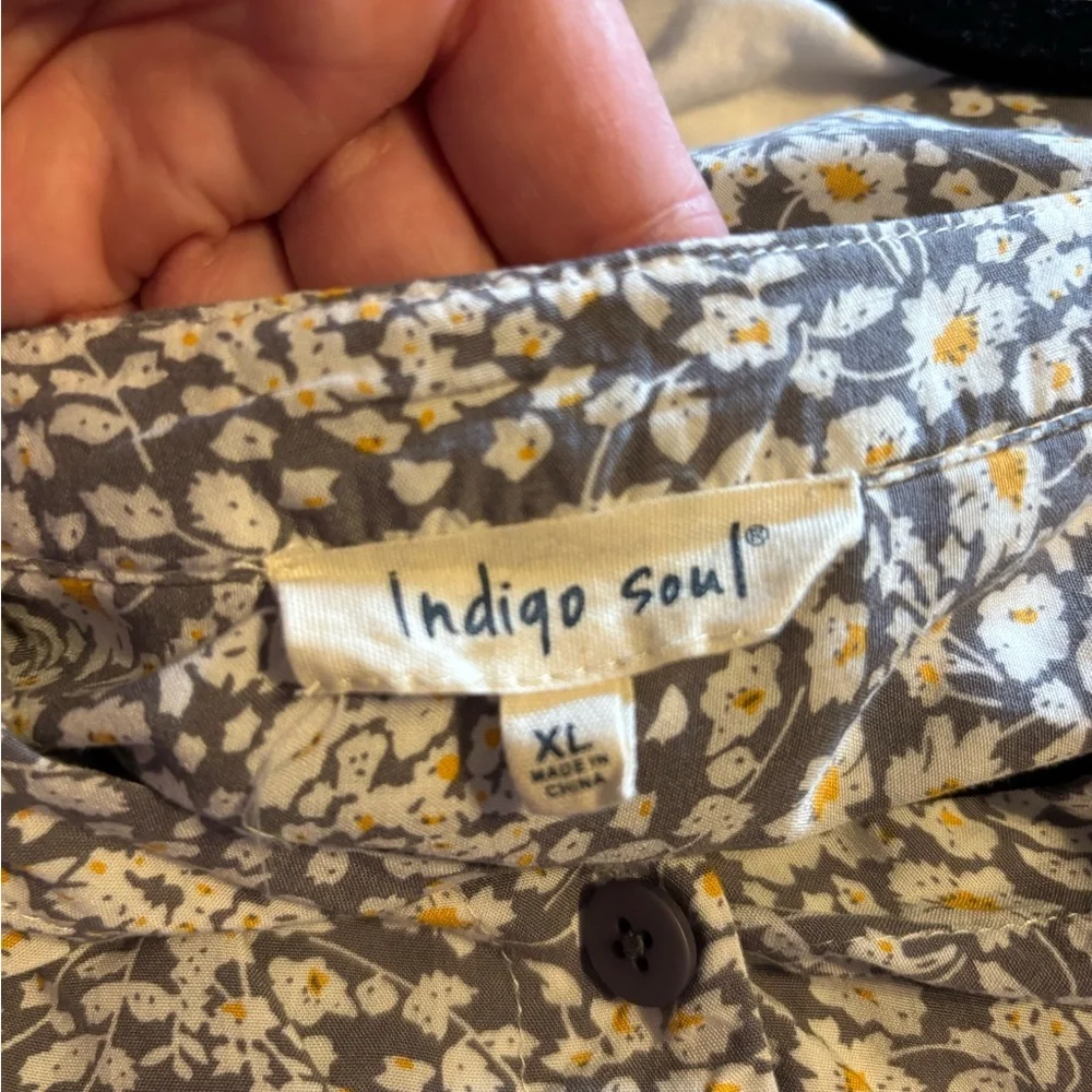 Indigo Soul Gray Ditsy Floral Button Down Blouse Long Sleeve Hi-Low Hem Size XL - Picture 2 of 5
